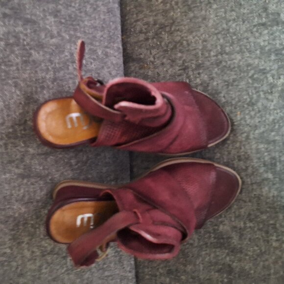 Shoes - Picture 1 of 4